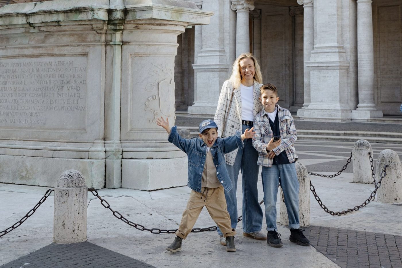Una famiglia presso un arco romano durante il tour in app