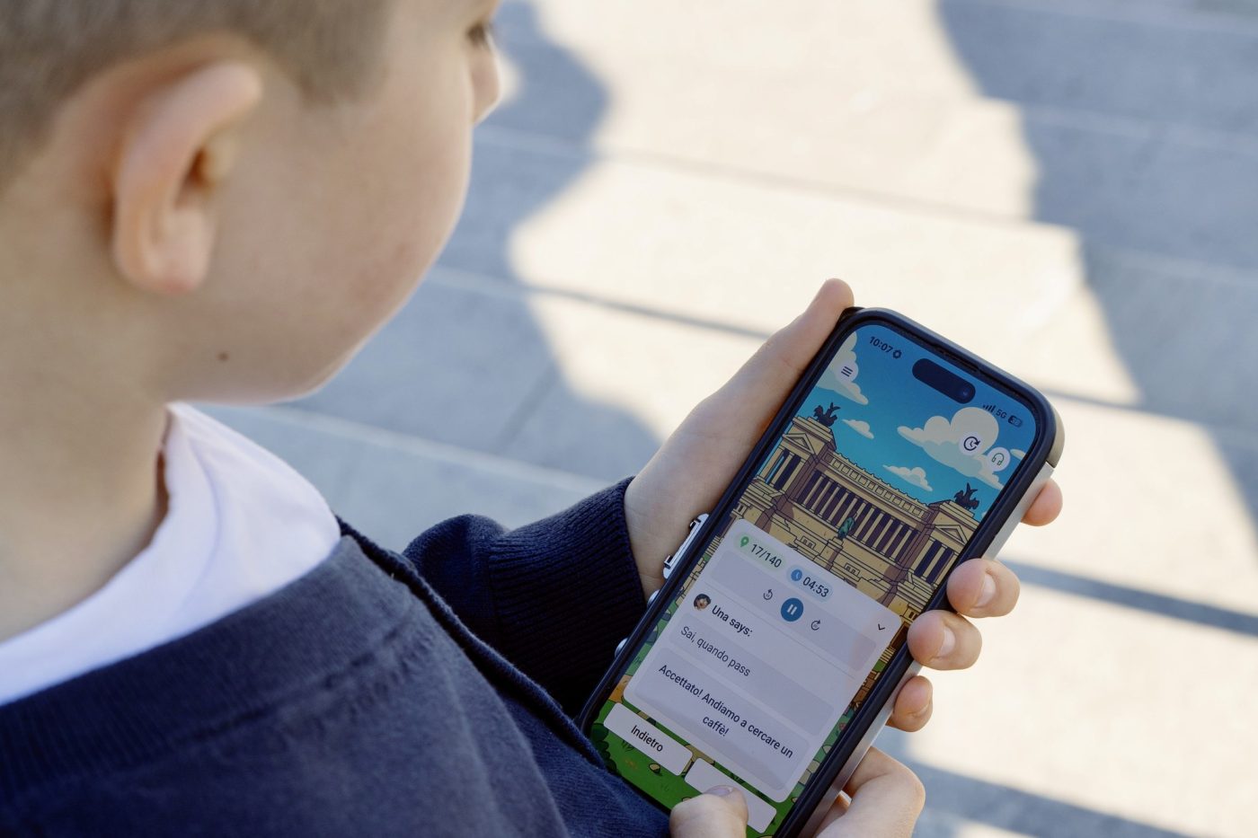 Un bambino segue il tour sul telefono