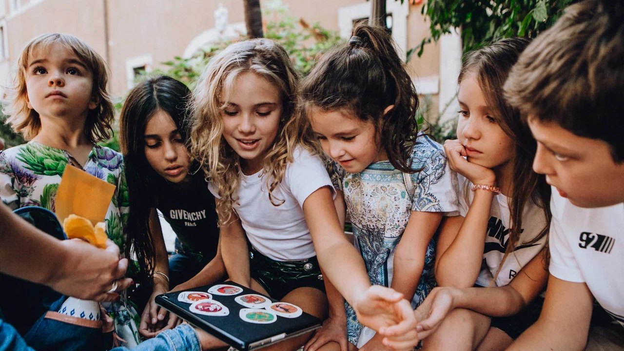 Bambini esplorano il contenuto dello zaino intelligente