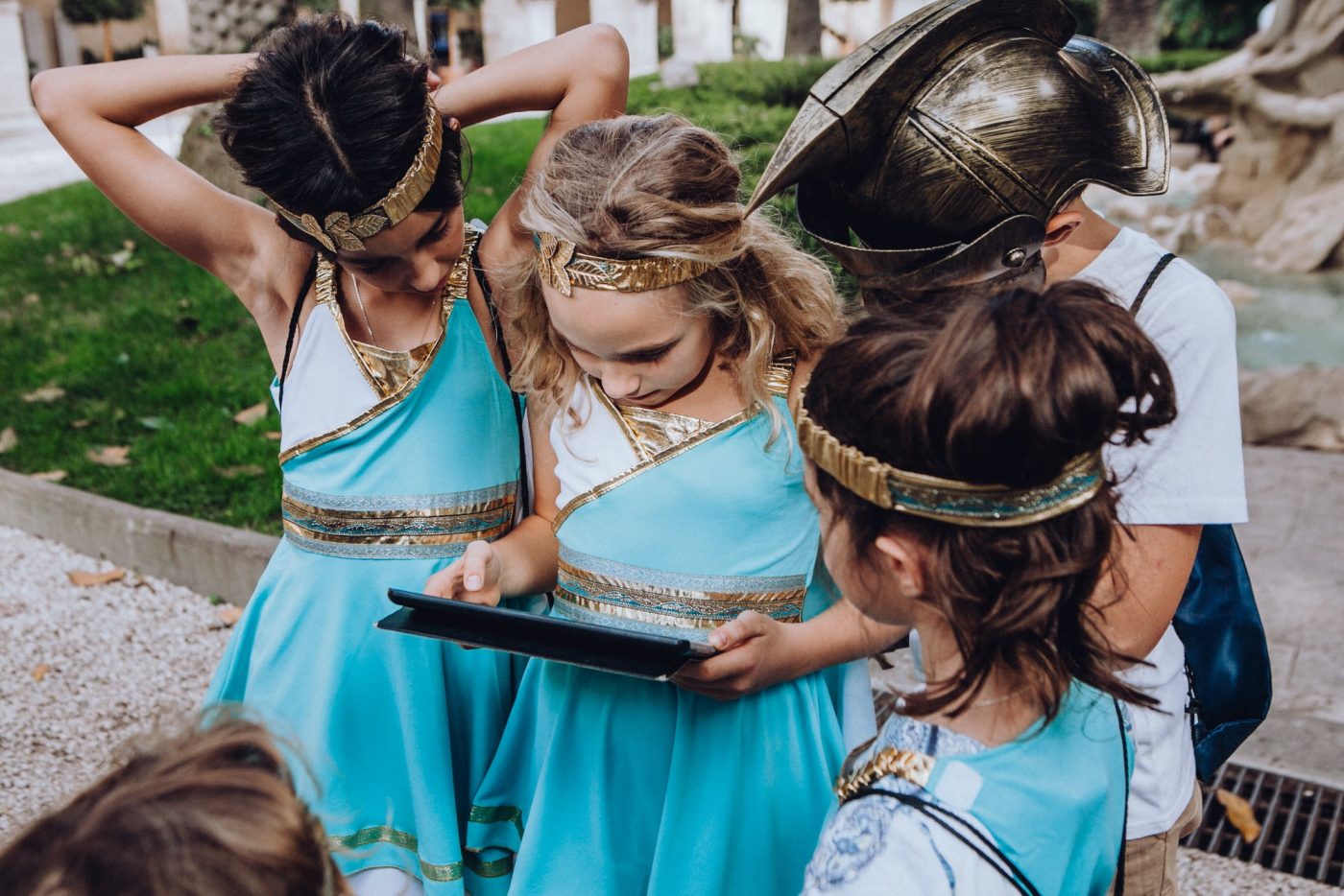 Bambini in costume risolvono un compito sul tablet