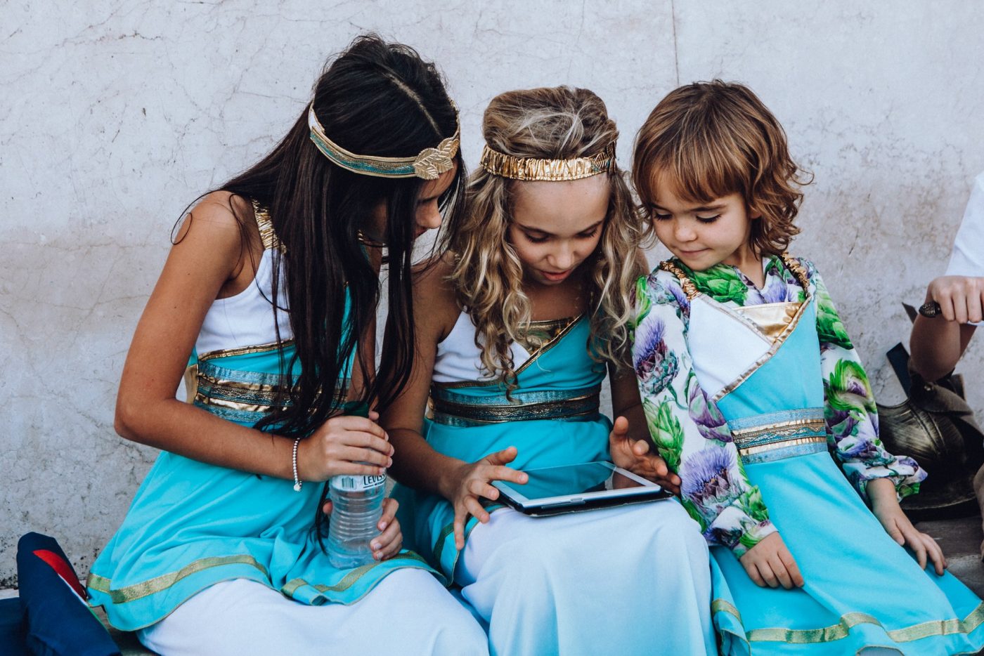 Tre bambine in costume risolvono un compito insieme