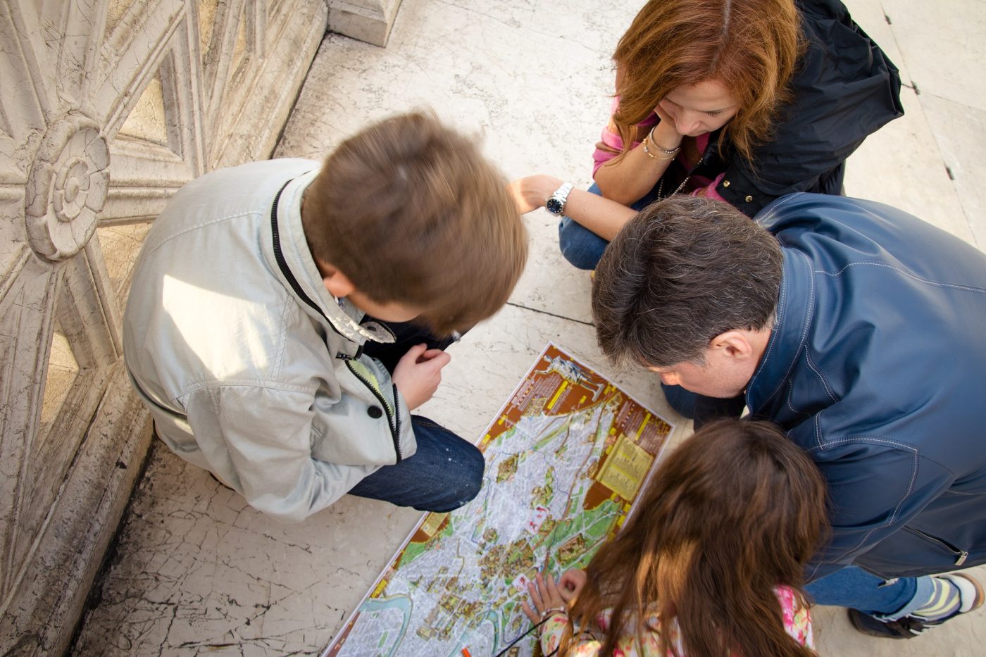 Bambini chini sulla mappa del percorso