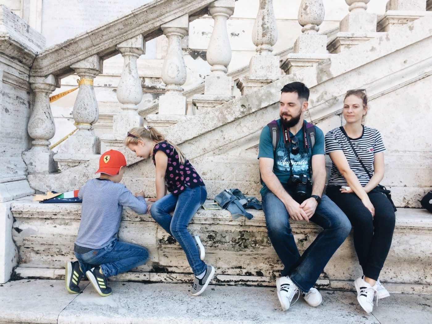 Una famiglia sulla scalinata durante la caccia al tesoro