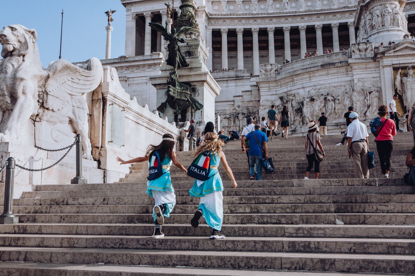Due bambine corrono sulla scalinata del Vittoriano a Roma