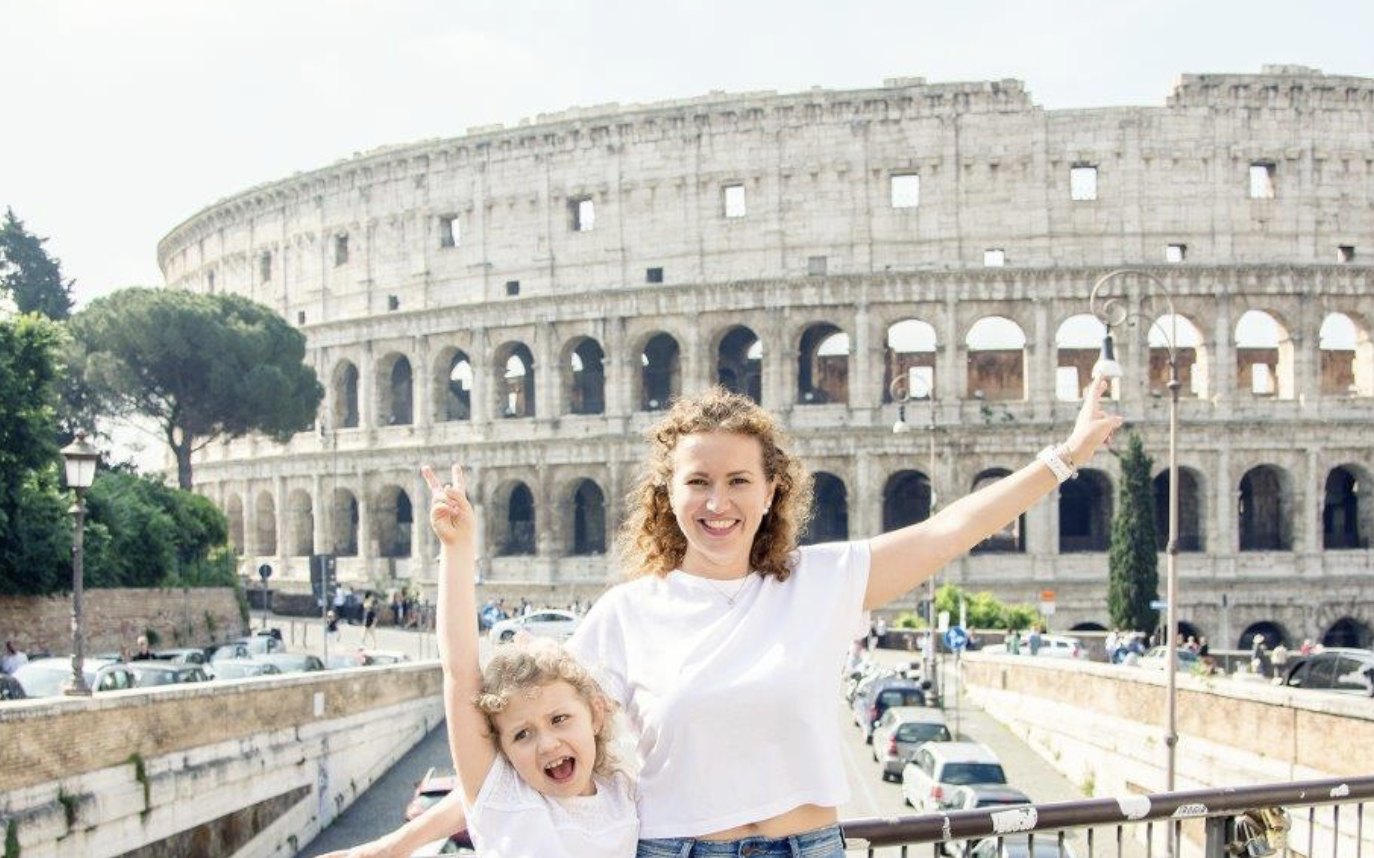 Mamma e figlia esultano davanti al Colosseo