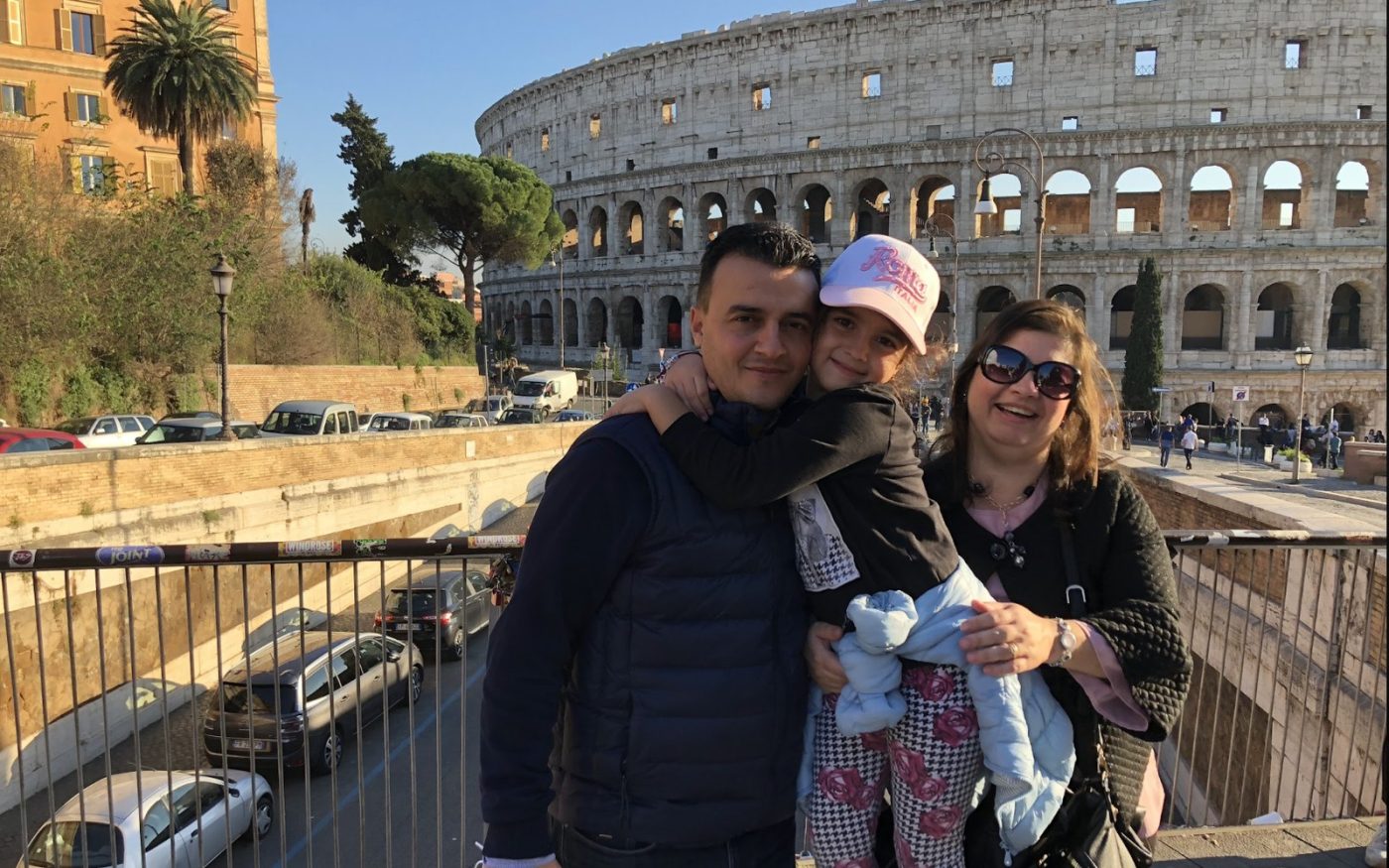 Una famiglia con un bambino davanti alle mura del Colosseo