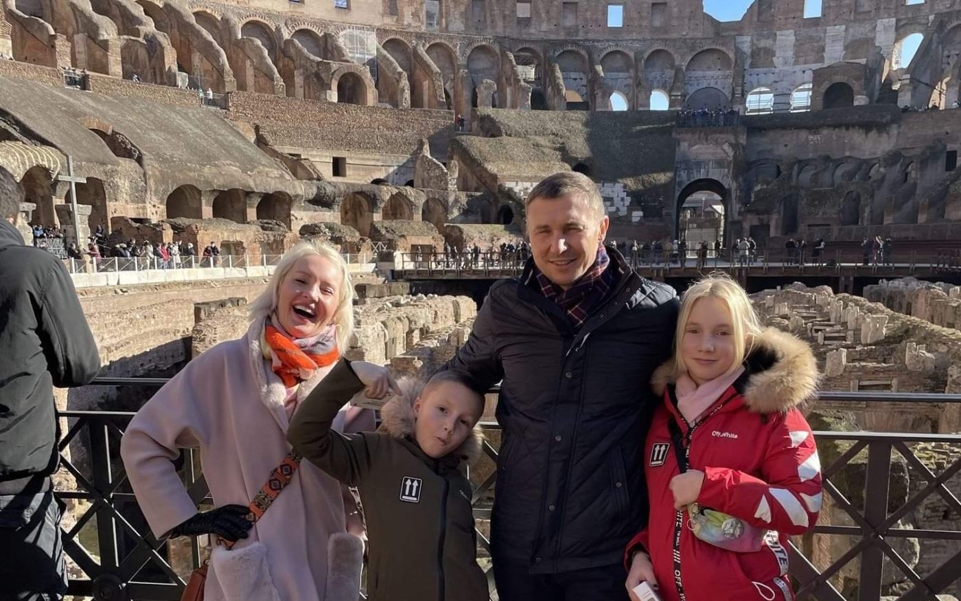Una famiglia sulle gradinate del Colosseo durante il percorso