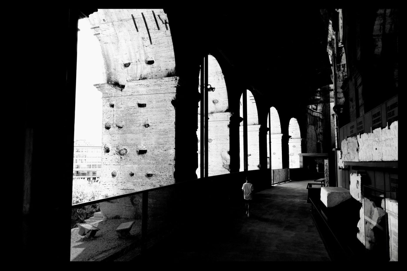 Gli archi delle gallerie del Colosseo nella luce della sera