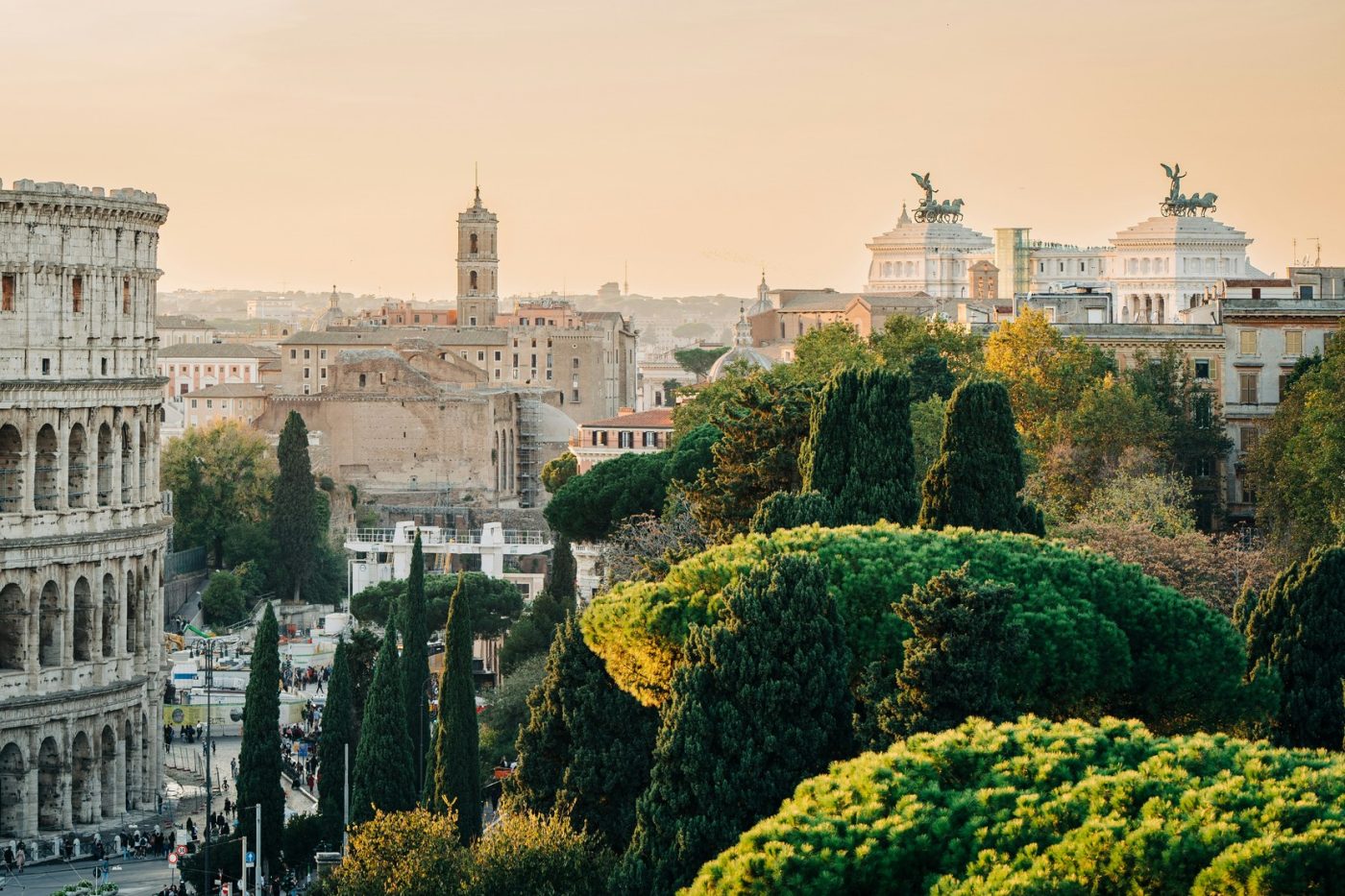 Il Colosseo e i tetti di Roma dal colle Oppio