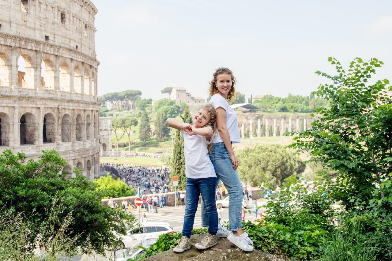 Due bambine sopra il Colosseo e il Foro