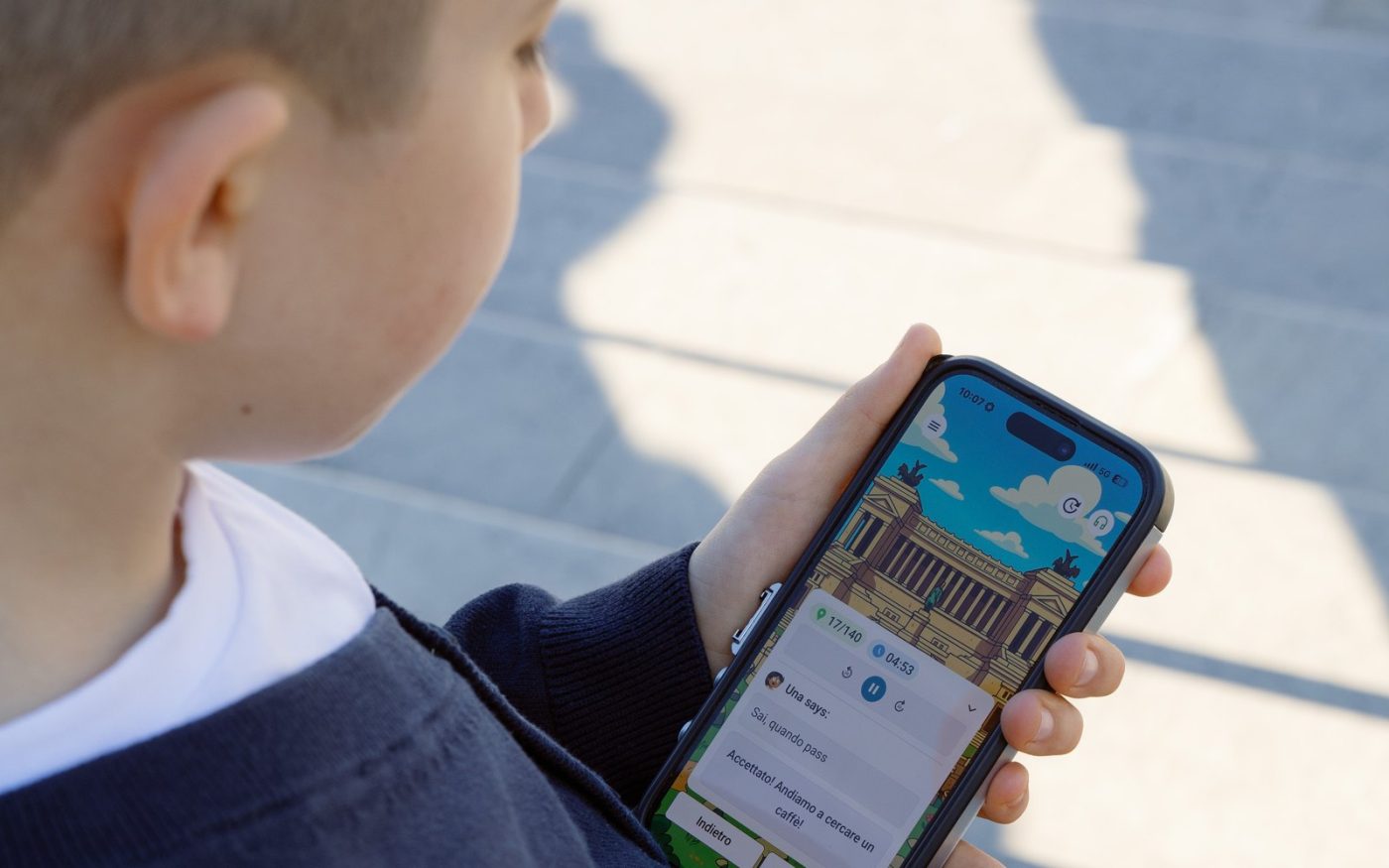 Un bambino svolge una missione del percorso nell’app LooksArt