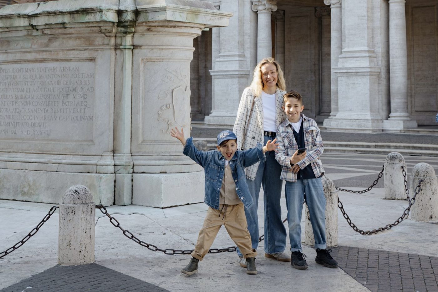 Famiglia festeggia una missione completata davanti a un arco romano