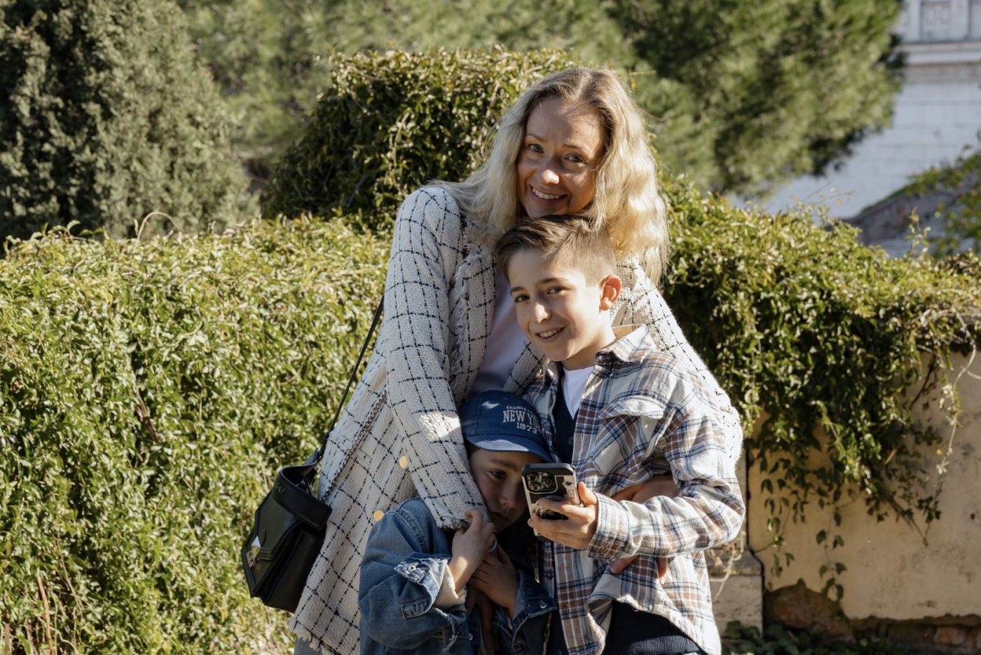 La mamma abbraccia il figlio mentre risolve un indovinello nell’app LooksArt