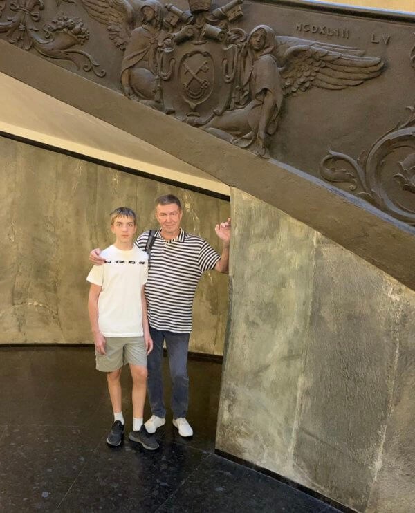 Папа с сыном в одном из залов музеев Ватикана