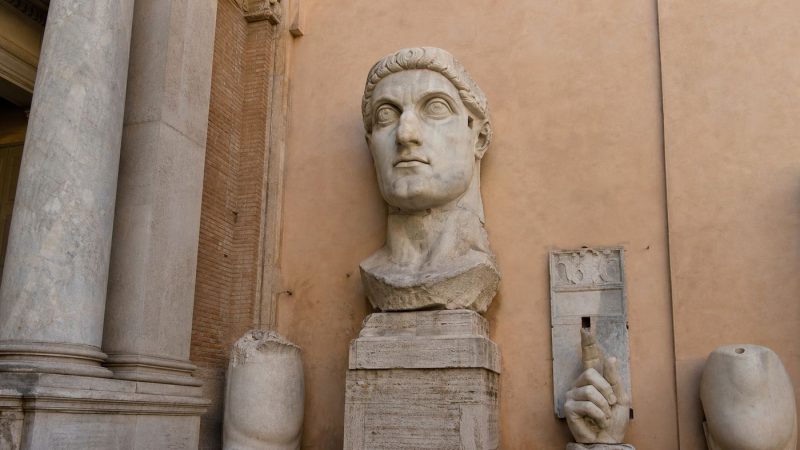 La statua di Costantino — tappa del percorso