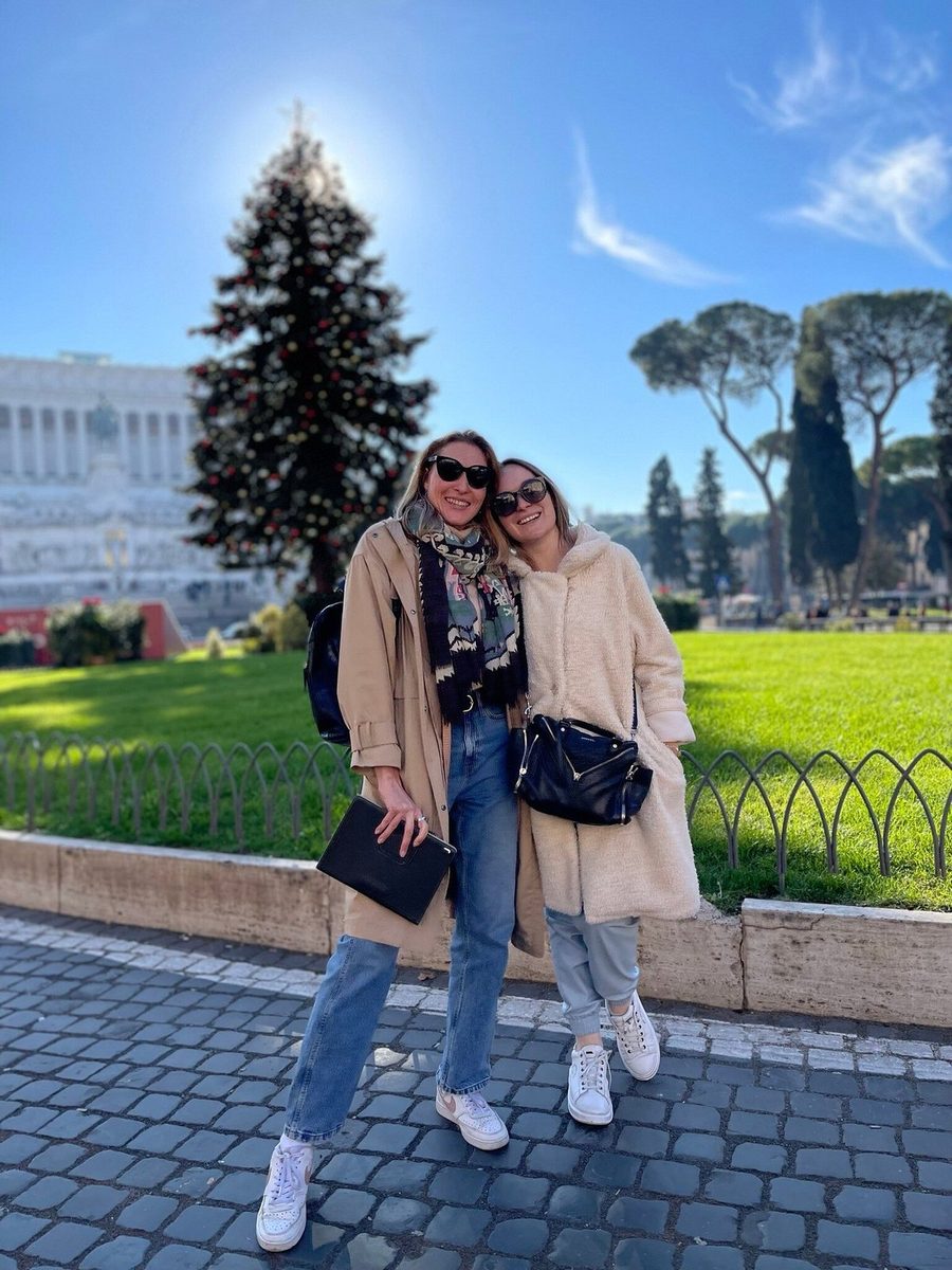 Two guests by a Christmas tree