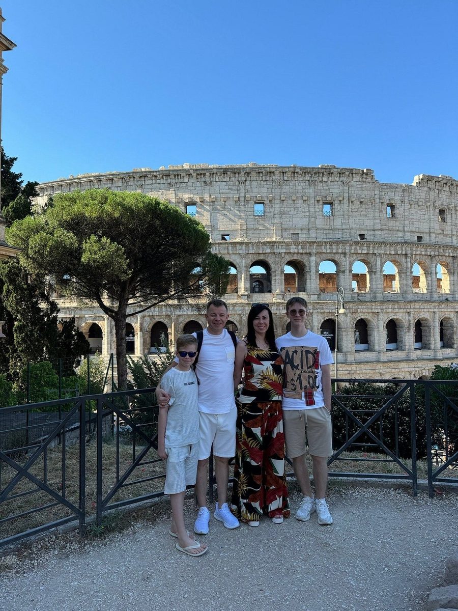 A family at the viewpoint opposite the Colosseum
